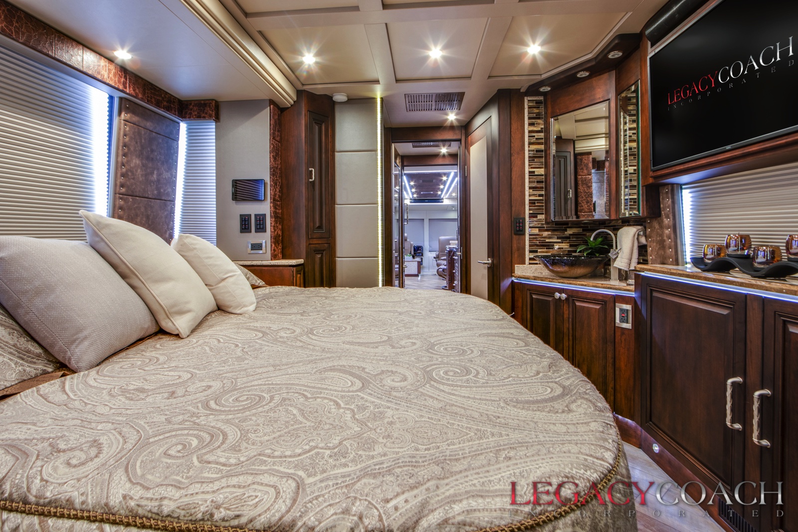 2017 Prevost Emerald X3 45 Double Slide Legacy Coach